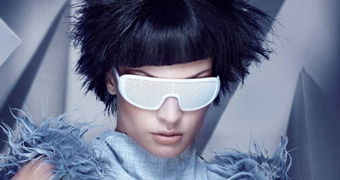 Modelo Com Culos Futurista E Cabelo Preto Espetado